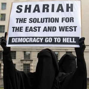 Pancarte salafiste réclamant la Chariah et rejetant la démocratie