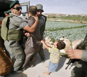 L'humiliation au quotidiens des palestiniens dans leur propre pays par les bandes sionistes 